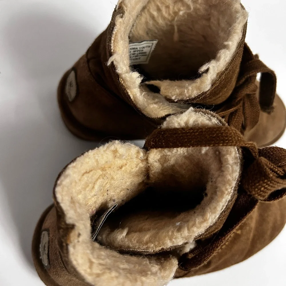 BearPaw Tan Suede comfy warm Boots for girls - size 2 youth.